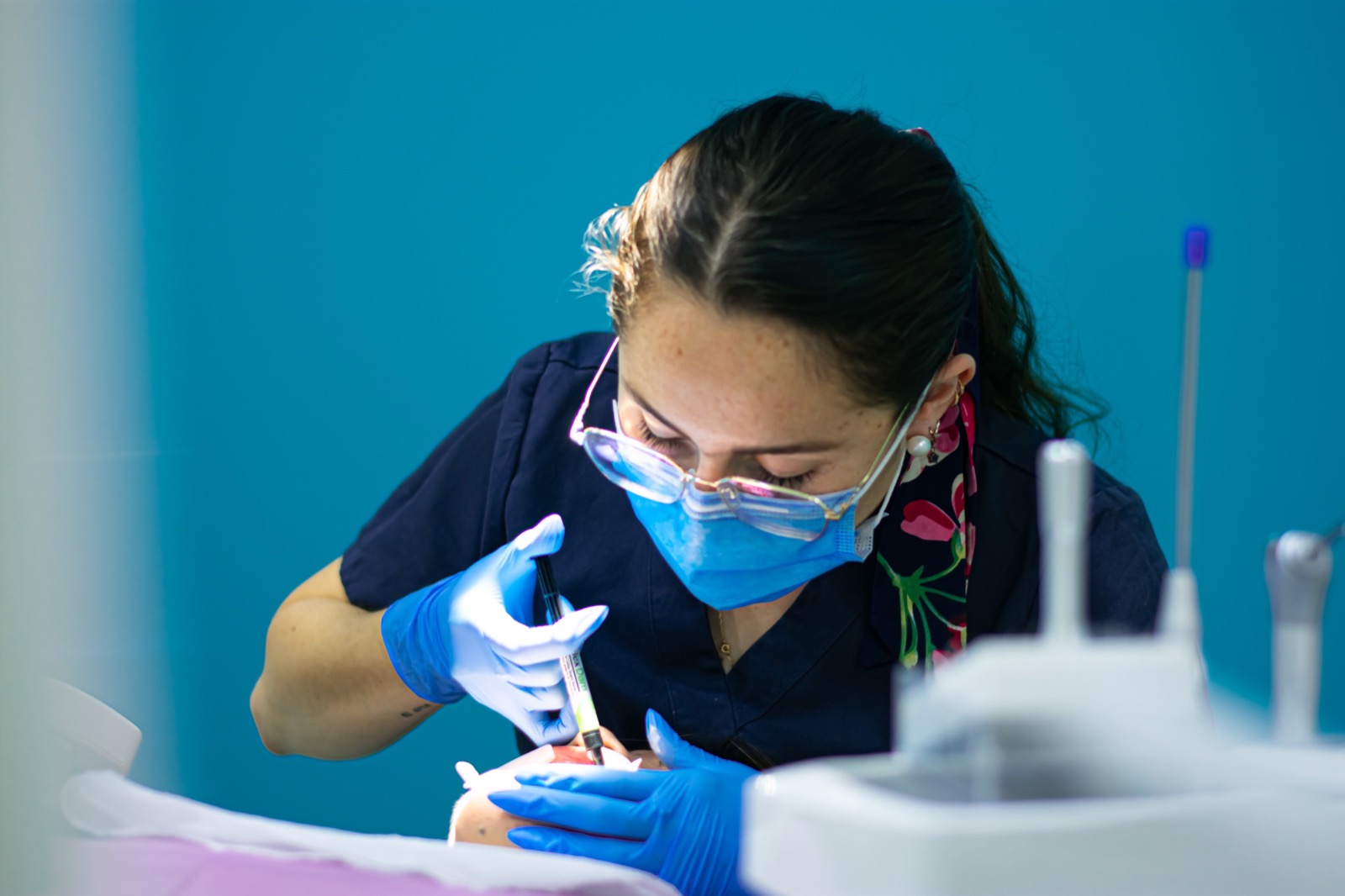 Procedimiento dental realizado por la doctora