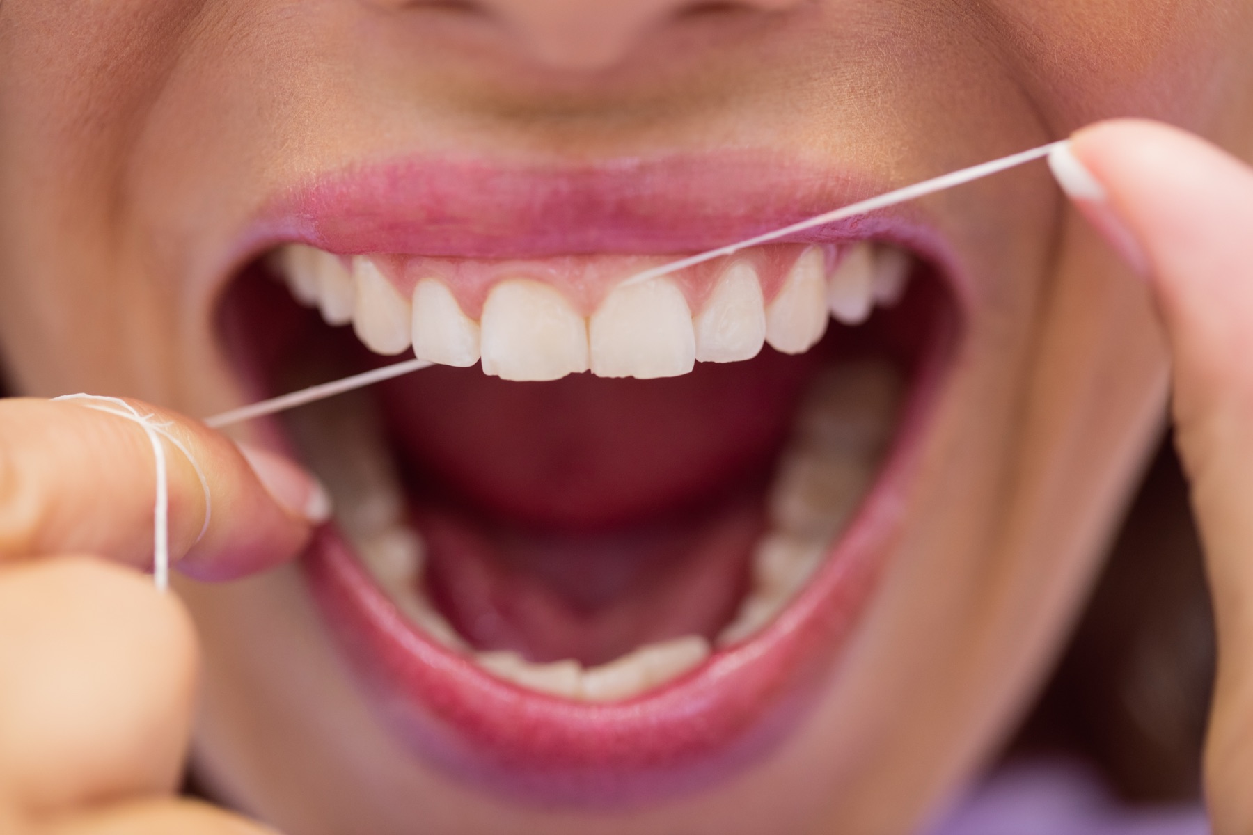 Cuidado de encías con hilo dental